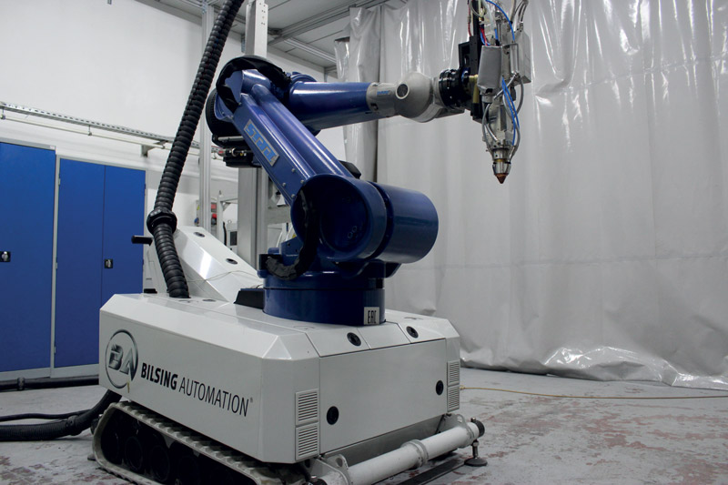 Bilsing Automation ha equipaggiato un robot mobile con sorgente di raggi laser, testa di lavorazione EHLA e sistema di alimentazione della polvere. Questo ha portato alla prima stazione mobile EHLA al mondo.