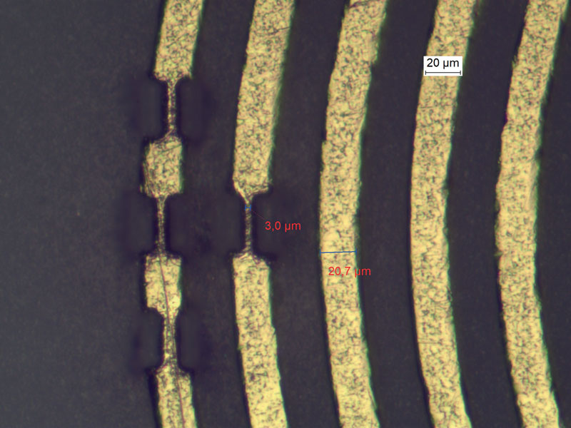 Micro-ablazione di precisione applicata al micro-trimming in circuiti elettronici RF: rimodellamento di piste in metallo nobile deposte su substrato ceramico passivo.