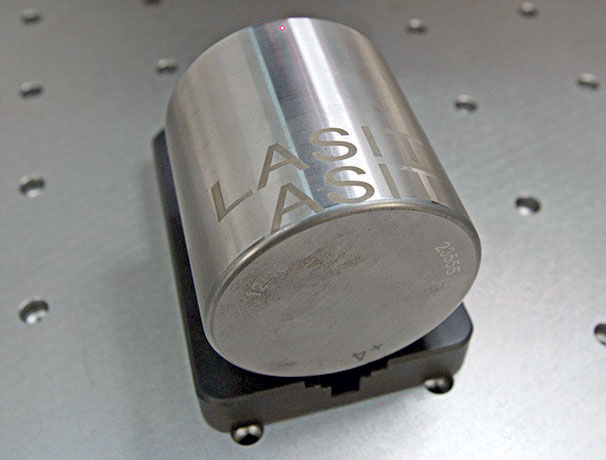 Esempio di marcatura laser su componente cilindrico.