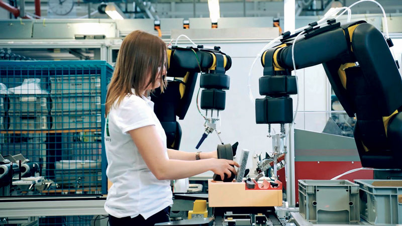 APAS Assistant is a class 3 collaborative robot that senses the presence of the operator from 5 to 10 cm away. il forte rapporto tra ergonomia e linee di assemblaggio The Strong Relationship Between Ergonomics and Assembly Lines 1 9