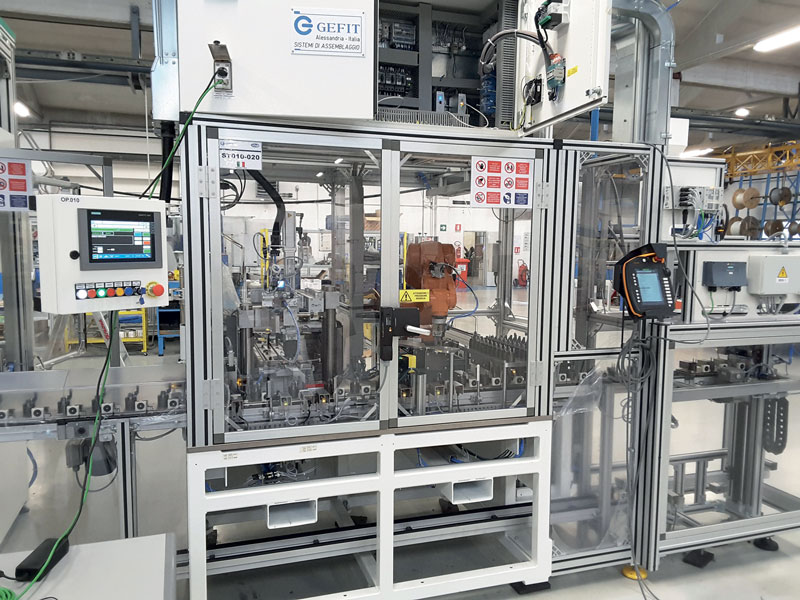 In this chain line, the part is transferred location after location with implementation of components. collaborare per una linea di montaggio flessibile e precisa Collaborating for a Flexible and Precise Assembly Line 2 15