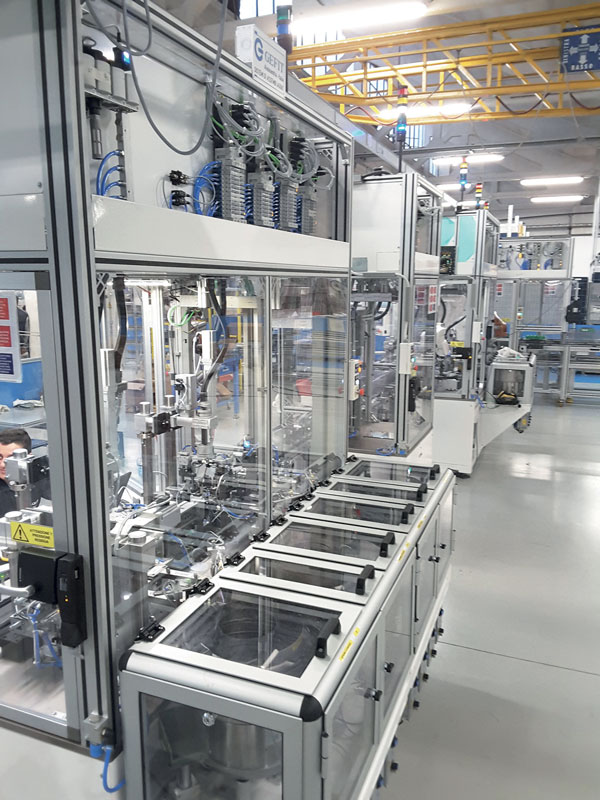 The automatic installation system for petrol injectors is made up of about twenty production cells. collaborare per una linea di montaggio flessibile e precisa Collaborating for a Flexible and Precise Assembly Line 5 1