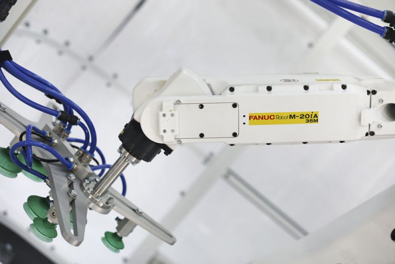 RI20 is a semi-open palletizing cell with an industrial robot arm   image 2 5 800x534