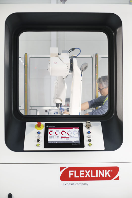 The compact design of the unit saves up to 40% floor space compared to heavy robot palletizers. cella di pallettizzazione Palletizing cell able to simply complex processes image 3 1