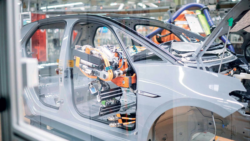 New force control sensors enable robots to accurately perform assembly tasks during final trim assembly autoveicoli Now the Final Fitting and Assembly of the Vehicles Is Really Precise 1 8