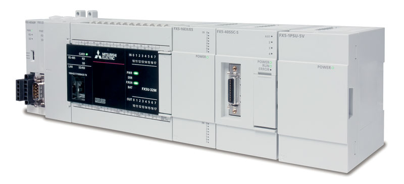 L’installazione di tre PLC della piattaforma compatta iQ-F di Mitsubishi Electric risulta versatile nella gestione delle sequenze macchina e dei tre servosistemi della serie MR-JE-C.   7