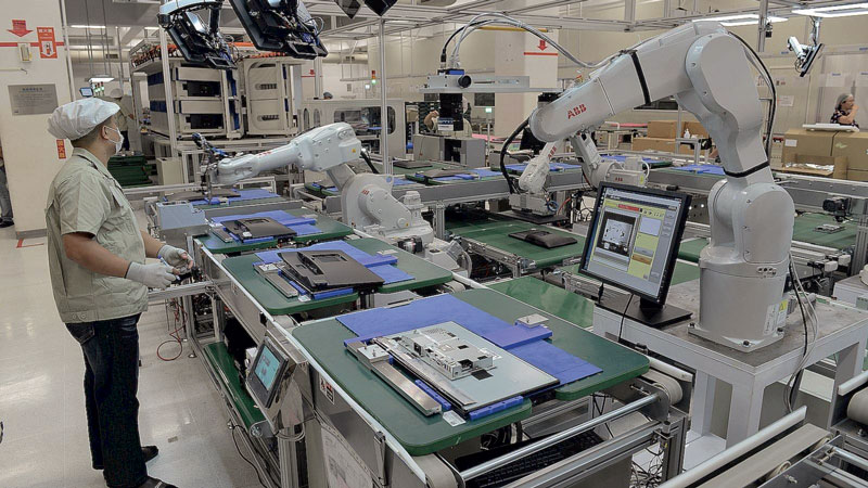Più di 2,4 milioni di robot industriali sono in funzione nelle fabbriche di tutto il mondo.