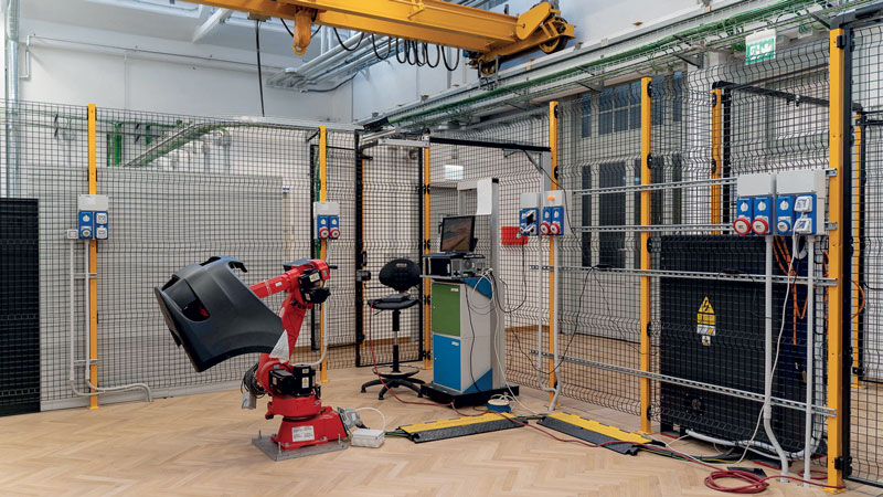 MERLIN si occupa anche di sicurezza nella relazione tra uomo e robot, sviluppando soluzioni che migliorino l’ergonomia delle stazioni produttive.