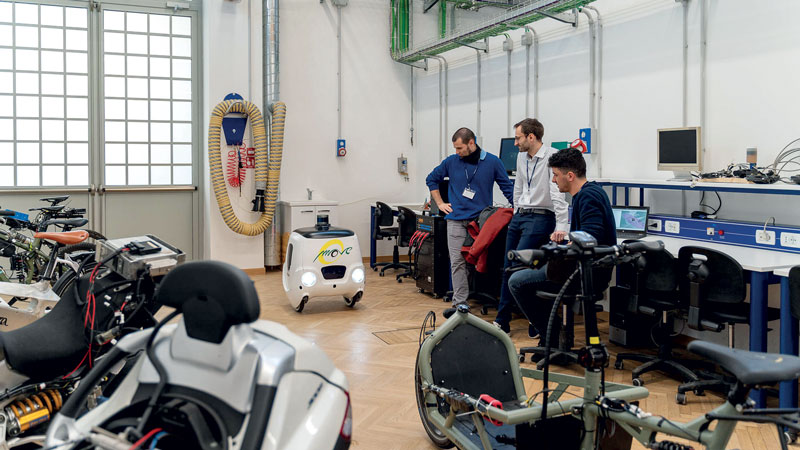 Il laboratorio mOve si occupa di controllo automobilistico, veicoli intelligenti e smart mobility.