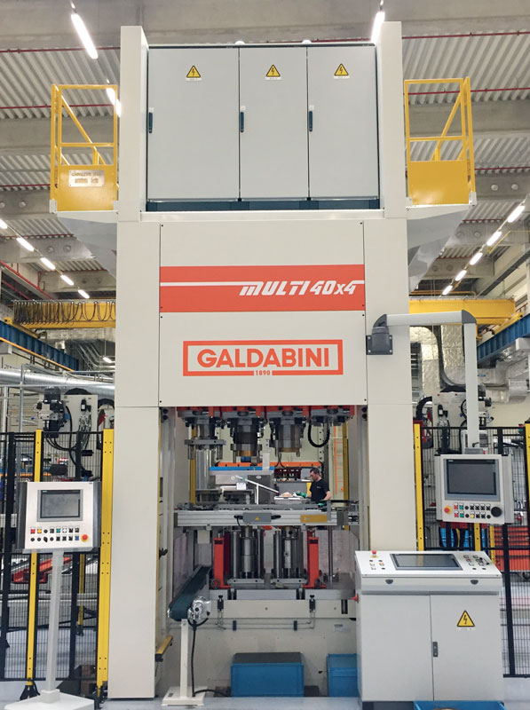 La pressa Galdabini MULTI 4x per lo stampaggio di cartucce filtro.