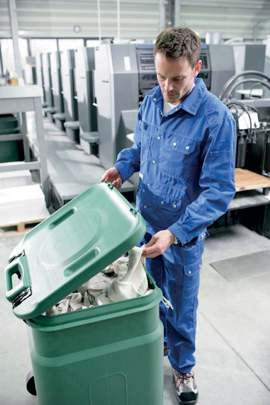 I contenitori di sicurezza SaCon® MEWA garantiscono un trasporto efficiente e uno stoccaggio sicuro dei panni tecnici, e consentono di ridurre in modo significativo la quantità di rifiuti.