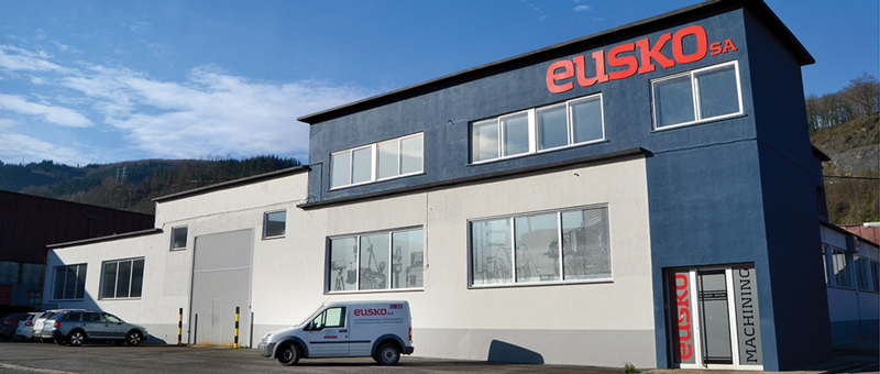 Lo stabilimento di Eusko a Bergara, nella provincia basca di Gipuzkoa, si estende su una superficie di 5.000 m2 suddivisa tra ufficio tecnico, impianti di produzione, reparto verniciatura, impianti di assemblaggio e sala controllo qualità.