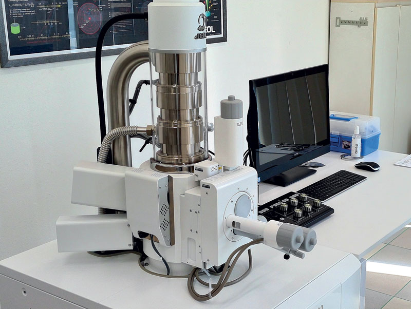 Il microscopio elettronico a scansione SEM completa il sofisticato laboratorio metallografico di investigazione e caratterizzazione dei rivestimenti. Permette di raggiungere ingrandimenti fino a 200.000X e, tramite l’utilizzo della tecnologia EDX, consente di eseguire la caratterizzazione degli elementi per l’analisi di lega