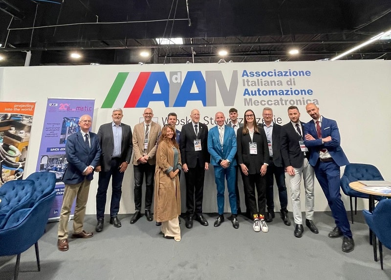 Durante la prima giornata di fiera, sono venuti in visita presso l'area della collettiva AIdAM l'ambasciatore italiano in Polonia Luca Franchetti Pardo, che si è confrontato con l'associazione e le aziende della collettiva, insieme ai rappresentati della Camera di Commercio e dell'Industria Italiana in Polonia Piero Cannas (presidente), Elisabetta Caprino (direttrice) e Stefano Zedde (vicedirettore). Inoltre, ha presenziato anche Paolo Lemma, diretto dell'Ufficio ITA a Varsavia, Polonia. polonia AIdAM esplora il mercato della Polonia 1715769529832 min