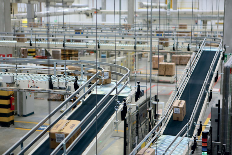 Roller conveyors are sturdy, flexible solutions for the fast sorting of packages.